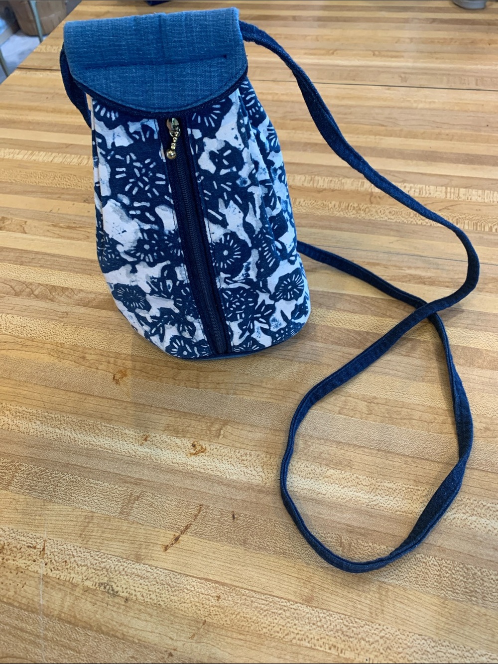 Beautiful Blue and White Floral Crossbody Bag - Unbranded